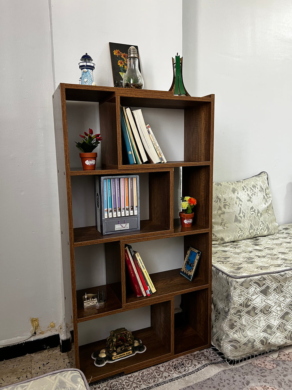 مكتبة عصرية مودرن بتصميم أنيق متعدد الاستخدامات