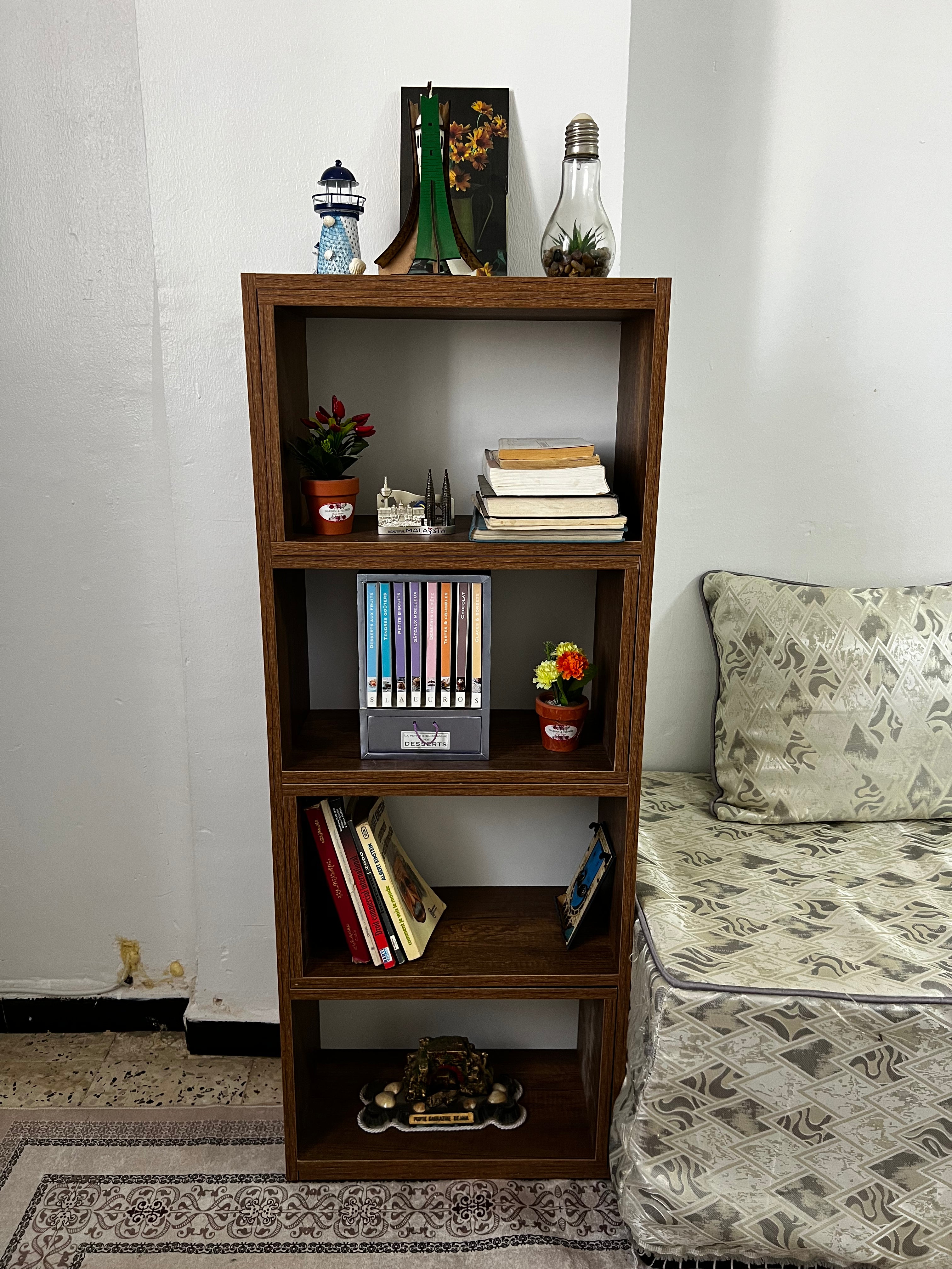 مكتبة عصرية مودرن بتصميم أنيق متعدد الاستخدامات