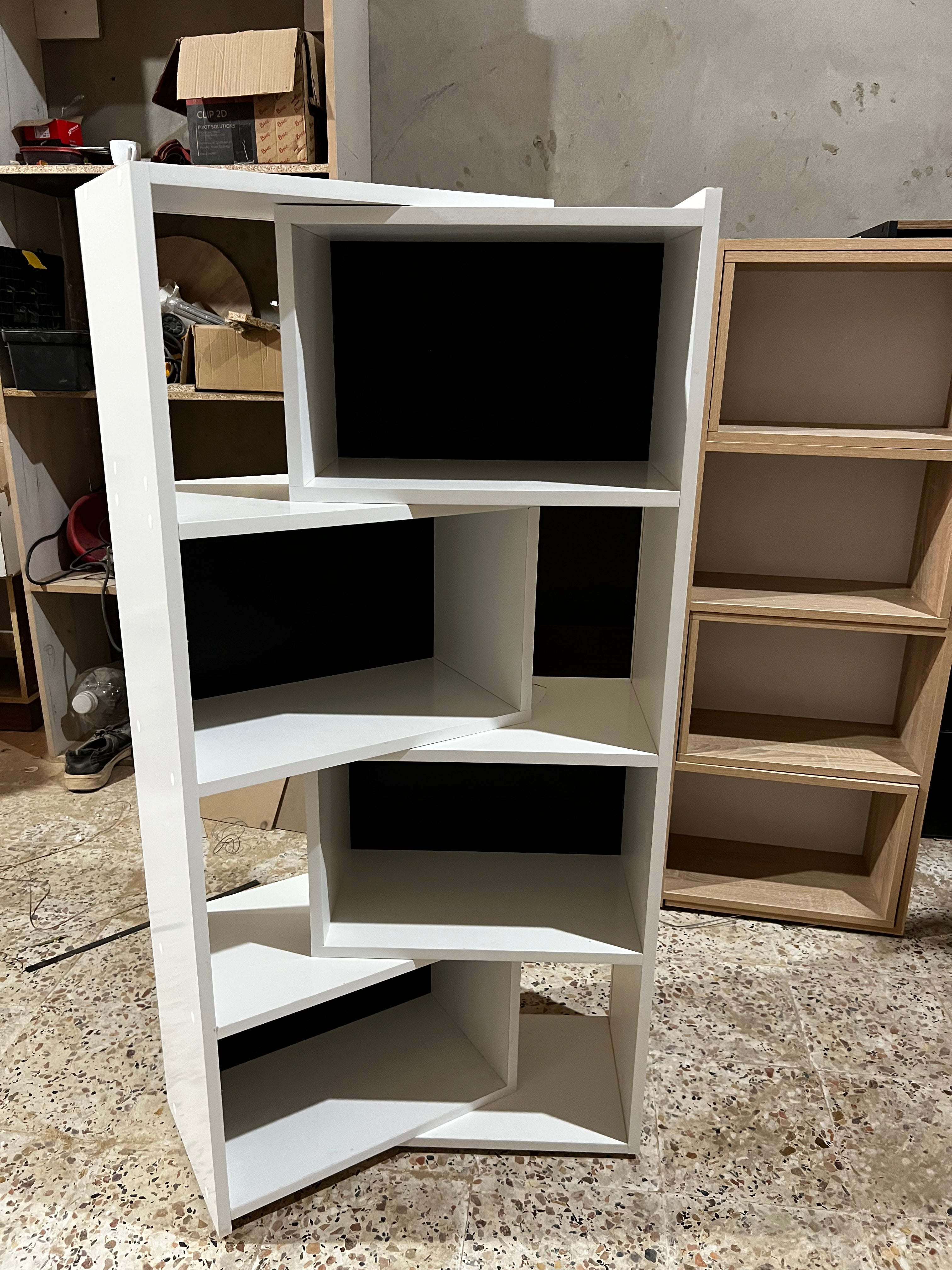 مكتبة عصرية مودرن بتصميم أنيق متعدد الاستخدامات