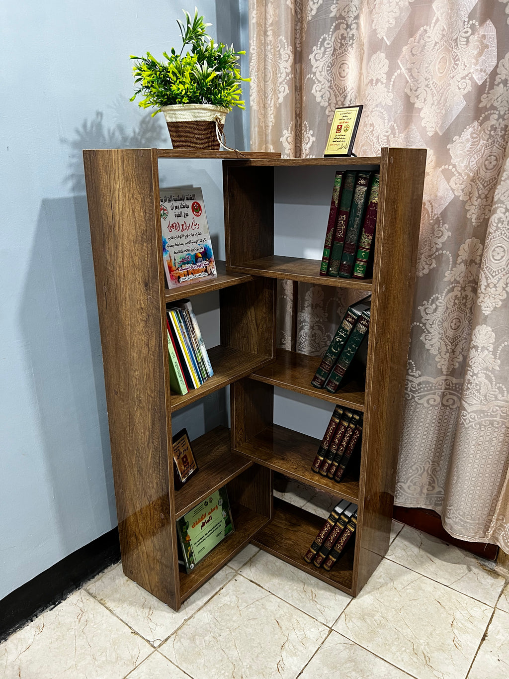 مكتبة عصرية مودرن بتصميم أنيق متعدد الاستخدامات